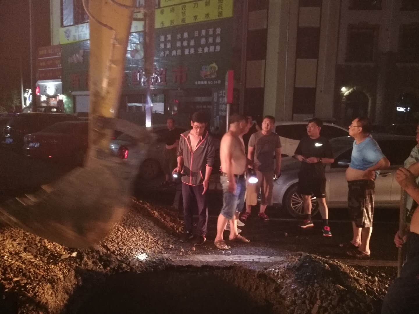 酷暑高溫全力搶修 挑燈夜戰(zhàn)恢復(fù)供水