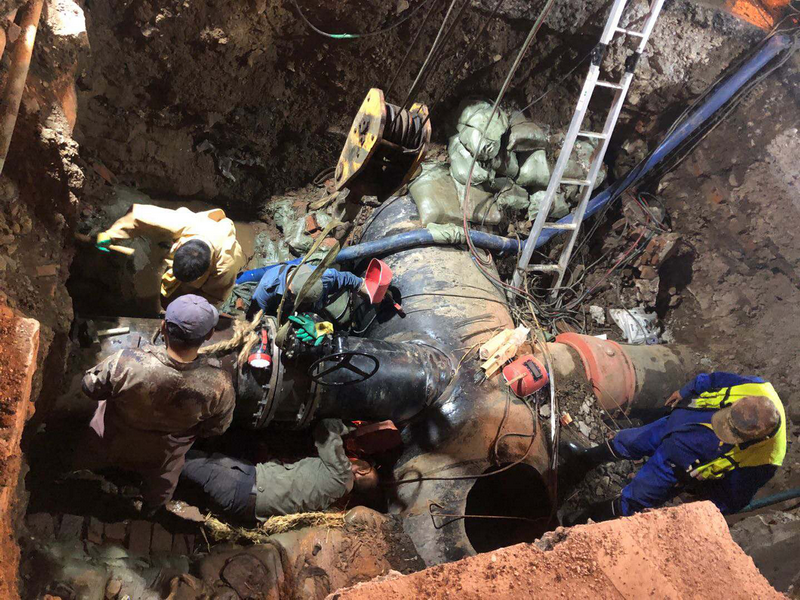 宜昌路輸水管線工程進(jìn)行斷管交接作業(yè)