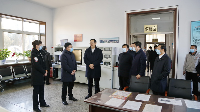 副省長(zhǎng)王明玉一行到水務(wù)集團(tuán)調(diào)研并看望慰問(wèn)一線職工