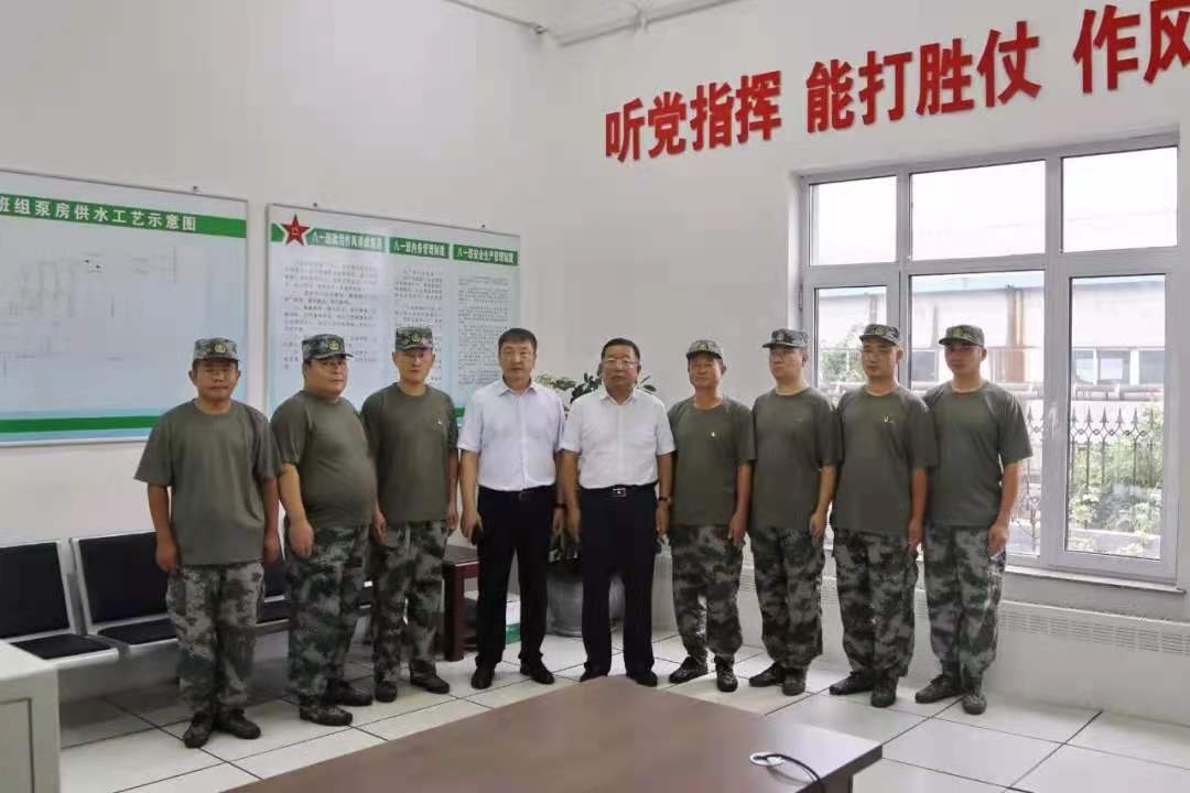 憶軍旅 傳真情 集團(tuán)領(lǐng)導(dǎo)慰問“八一”班組退役軍人