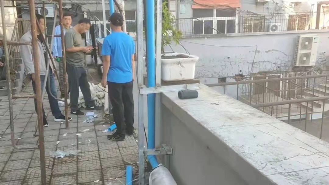 我為群眾辦實(shí)事丨人民街二段21號(hào)樓二次網(wǎng)管線改造工程緊張施工中