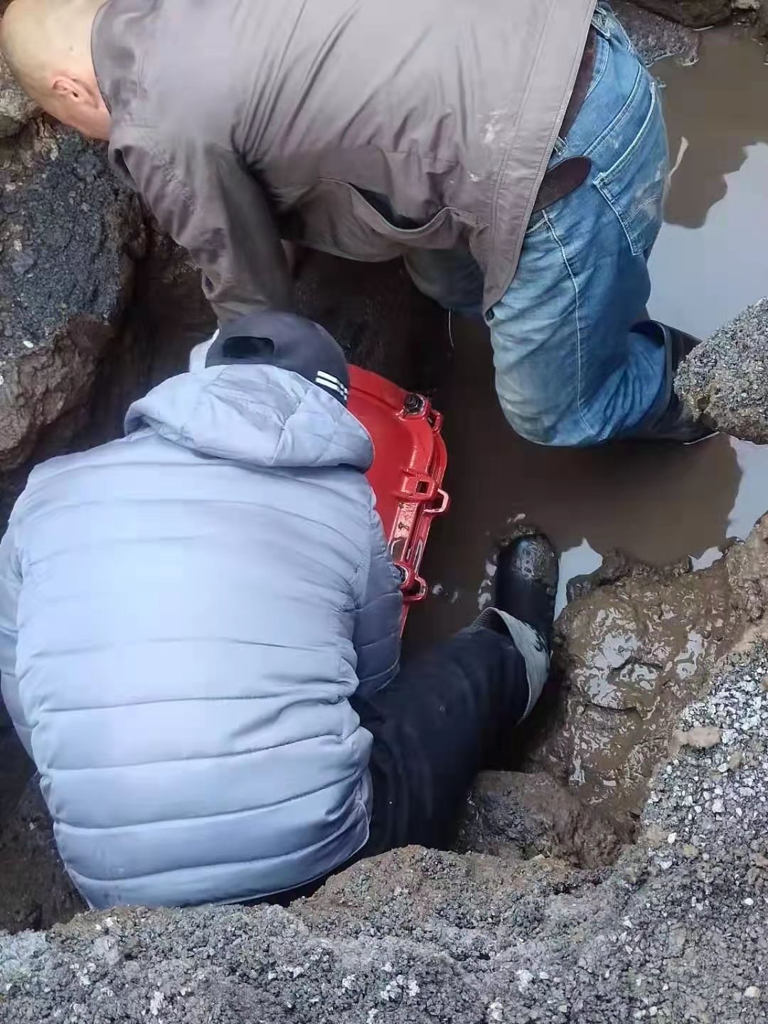 深夜搶修管線  保障供水暖人心