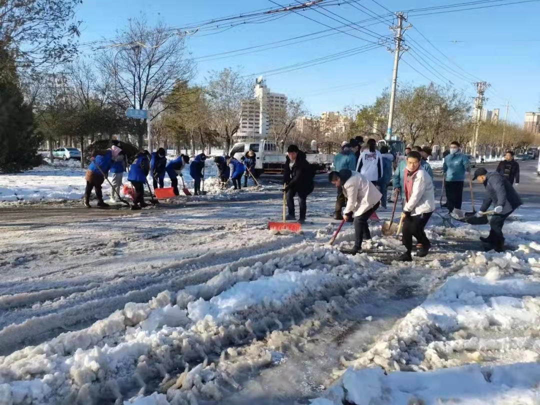 鐵北公司黨支部幫扶社區(qū)清掃積雪