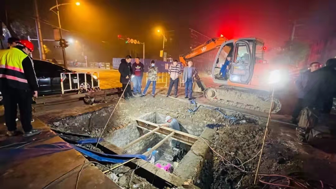 初冬寒夜 那些忙碌的身影—重慶路、士英街路口更換DN1000蝶閥施工作業(yè)