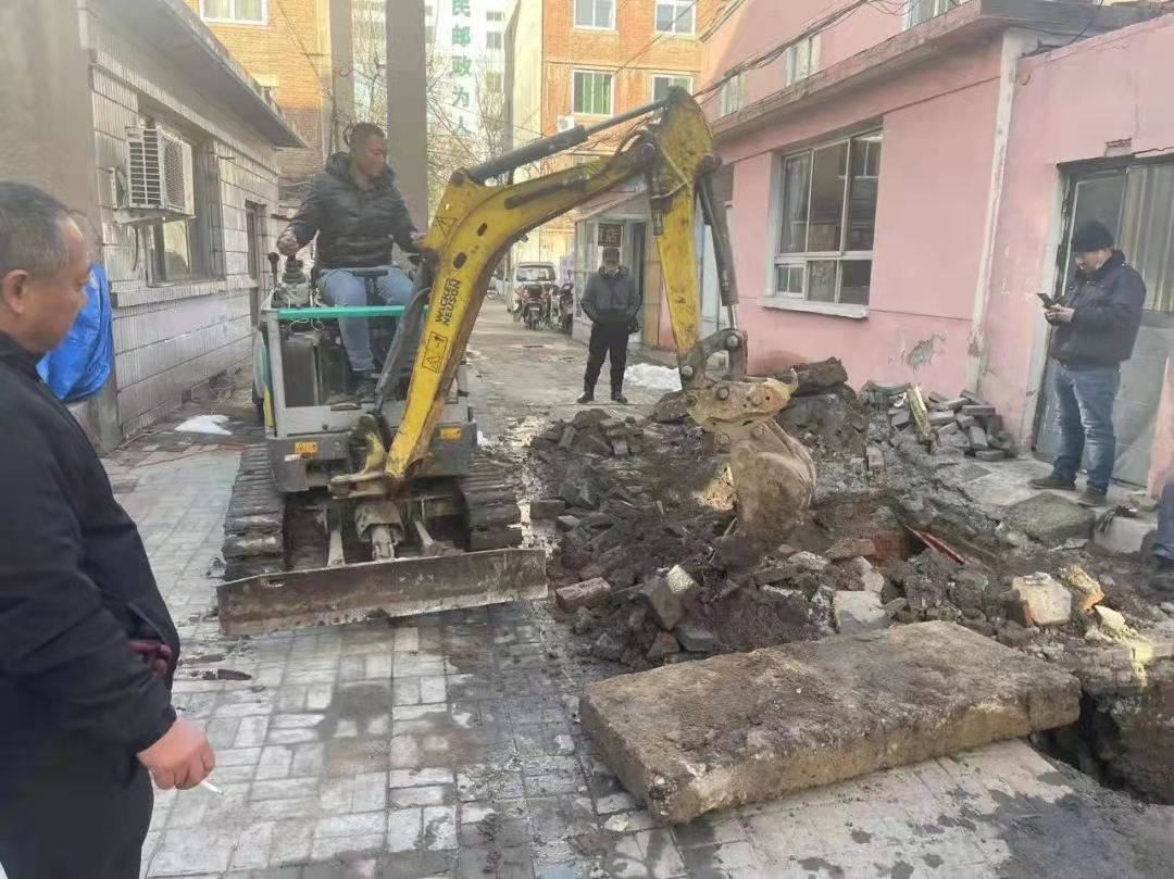 二公司緊急修補(bǔ)漏點(diǎn) 積極配合燃?xì)夤緭屝拮鳂I(yè)