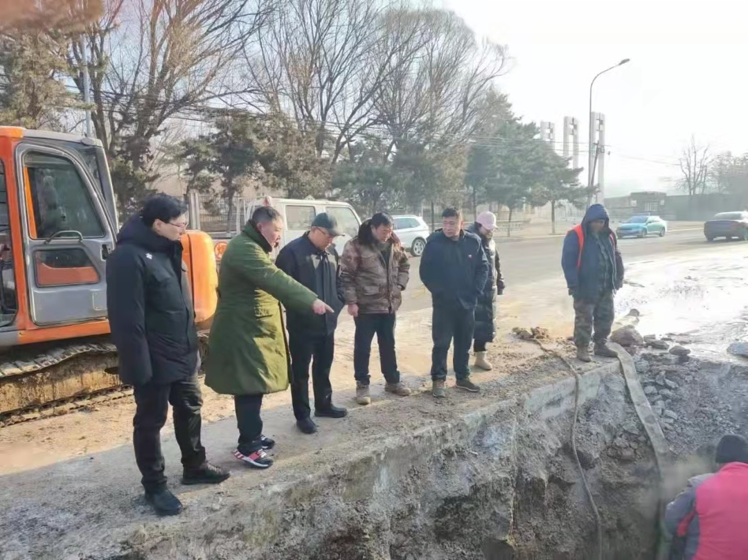 不畏嚴(yán)寒   堅(jiān)守?fù)屝抟痪€