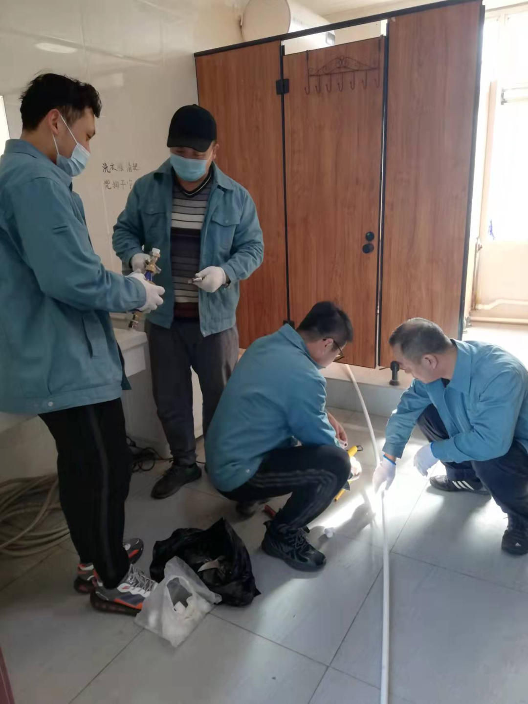 黨員先鋒丨生活用水點安裝水表 提升職工節(jié)能意識