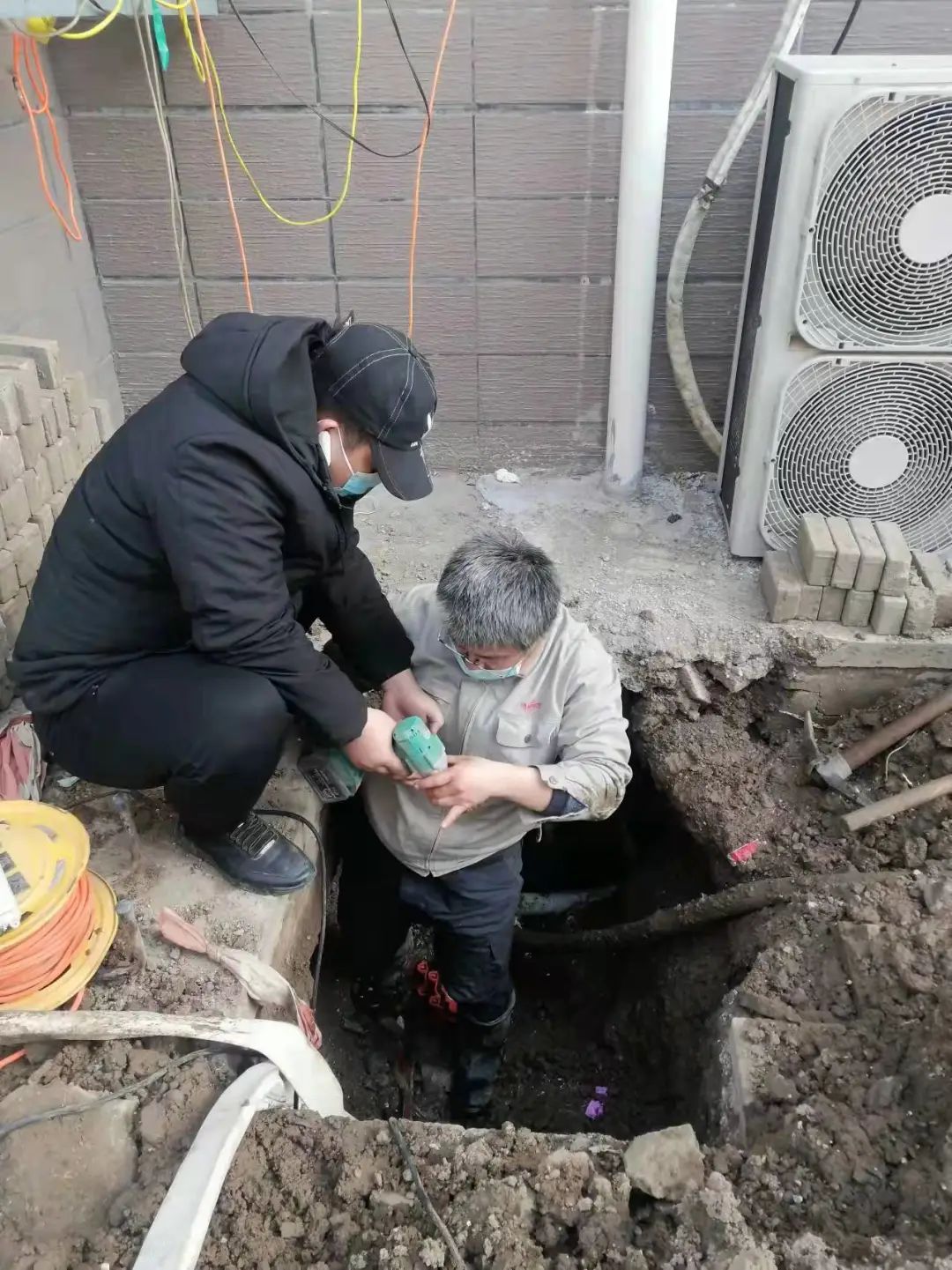 黨旗飄揚(yáng)丨同心抗疫 維修及時(shí)暖人心