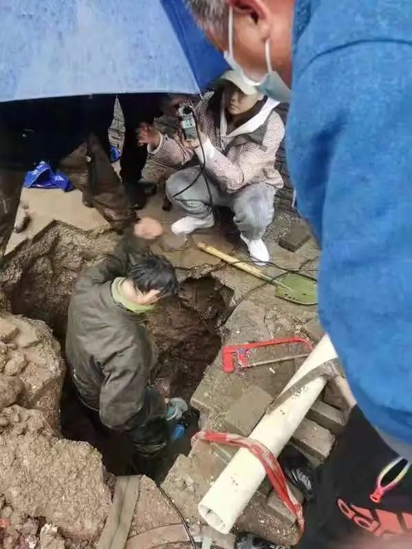 黨旗飄揚(yáng)丨冒雨搶修 保障供水