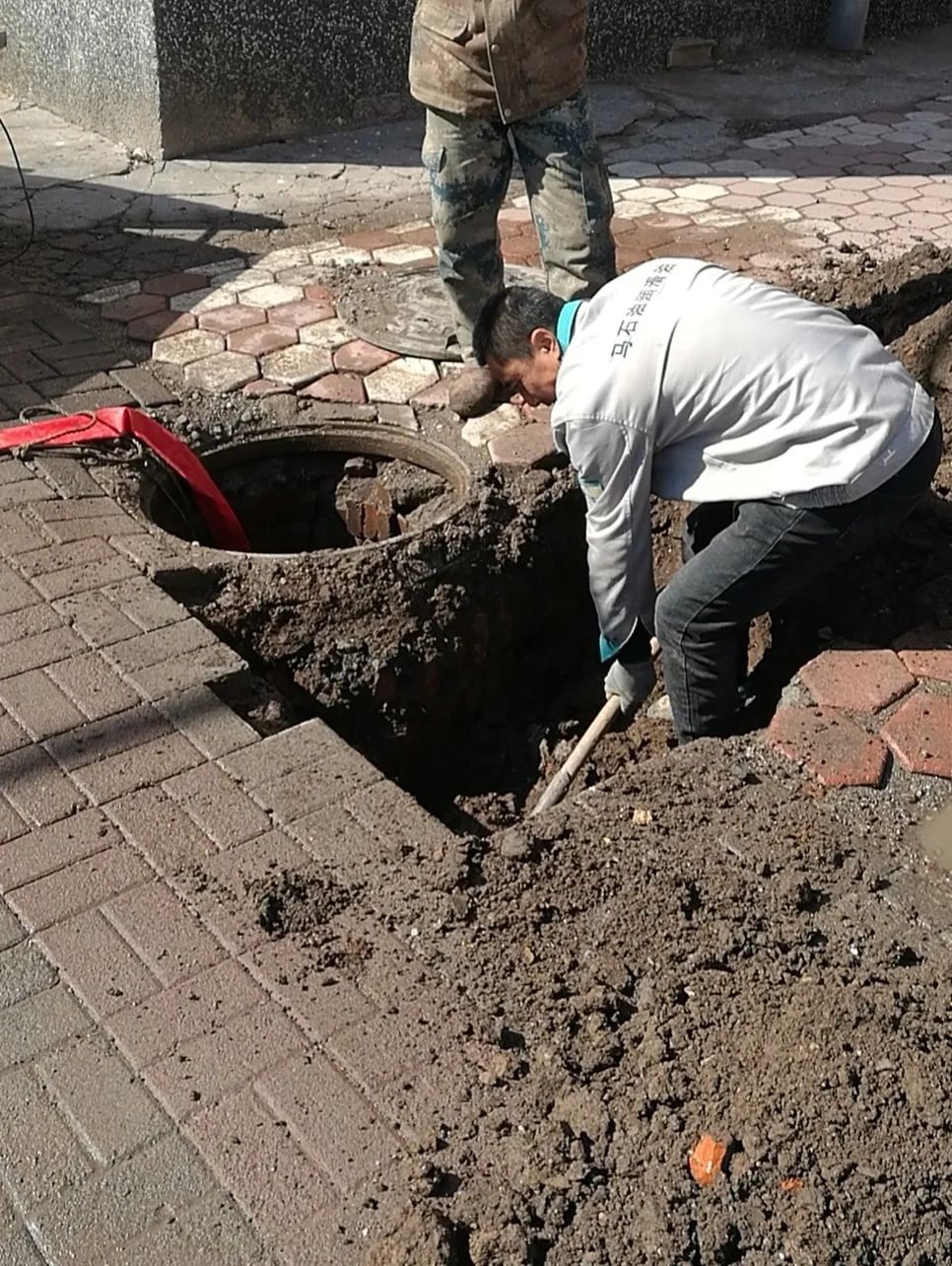 經(jīng)營(yíng)管理二公司不懼困難 完成供水搶修