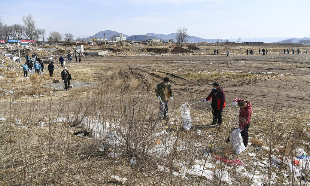 一支部一品牌丨清理水域周邊環(huán)境衛(wèi)生 加強(qiáng)水生態(tài)環(huán)境保護(hù)