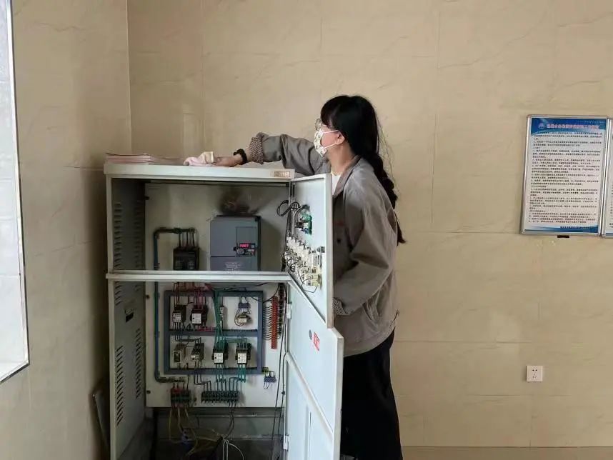 黨旗飄揚(yáng)丨松山公司黨支部開展泵站衛(wèi)生環(huán)境整治行動