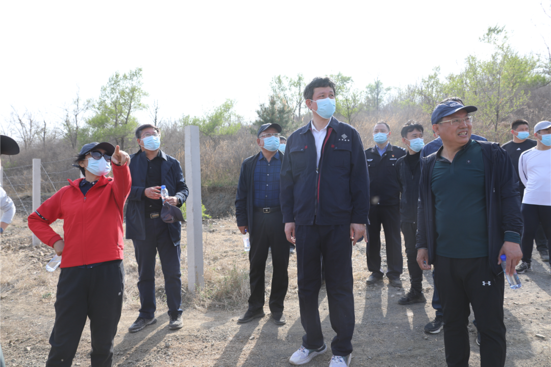 靳國衛(wèi)徒步實地巡河并深入錦凌水庫調(diào)研：一定要讓錦州人民吃上好水！