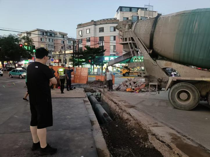 工作動(dòng)態(tài)｜夜戰(zhàn)交通要道 水潤百姓心田——水興公司黨建引領(lǐng)供水管網(wǎng)改造工程